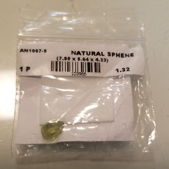 Natural Sphene green tear pear gem - Picture 16 of 17